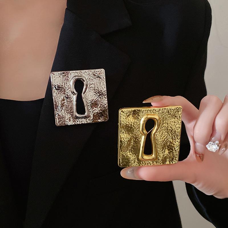 빈티지 이블 아이 빅 아이 배지 태슬 브로치 럭셔리 코 - Collectible Vintage Costume Jewelry 리뷰 및 가격