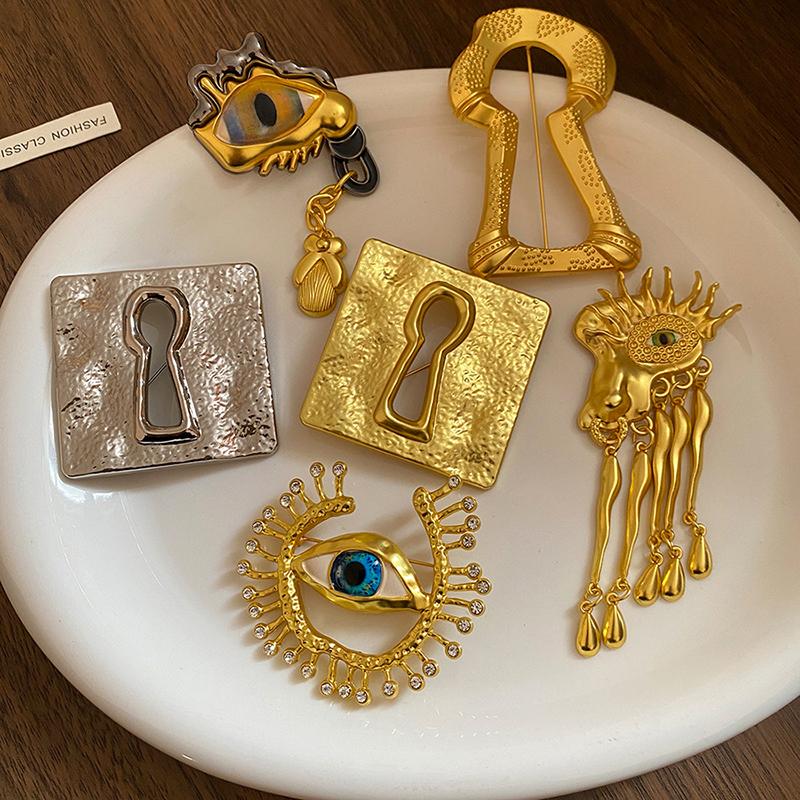 빈티지 이블 아이 빅 아이 배지 태슬 브로치 럭셔리 코 - Collectible Vintage Costume Jewelry 리뷰 및 가격
